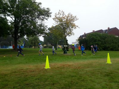 Září