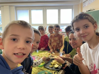 11. 12. 25 Ovoce do škol - výroba ovocného salátu