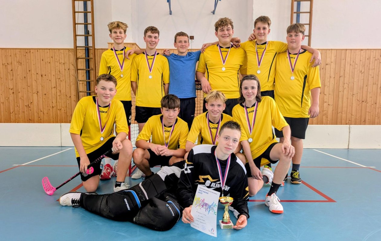 Chlapci z 8. a 9. ročníku přivezli z okresního kola florbalového turnaje škol stříbrné medaile!