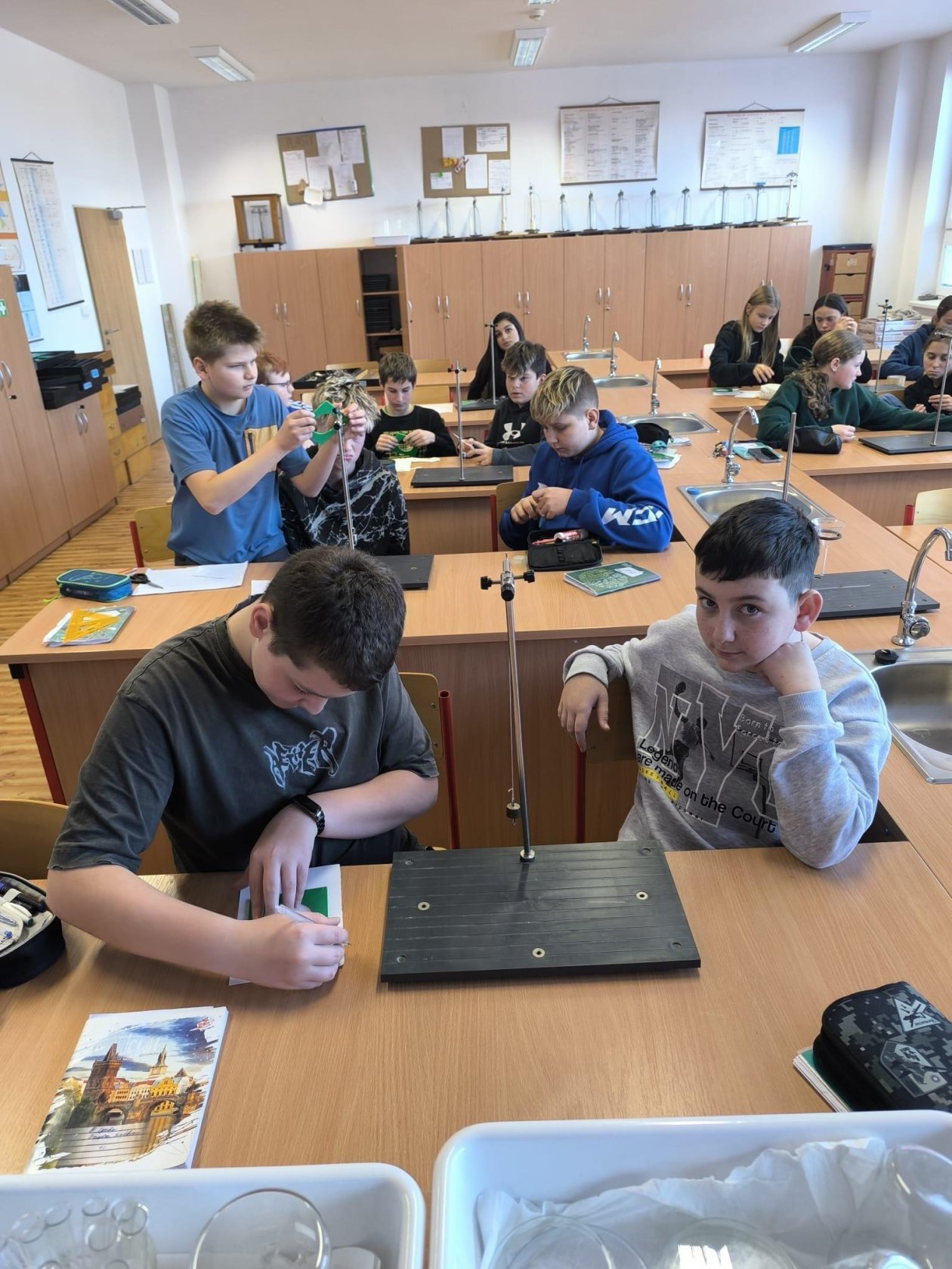 FYZIKA 7.C - Těžiště tělesa