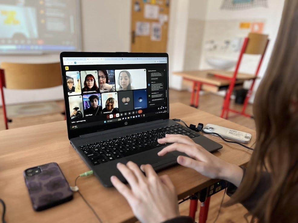 Naši žáci se spojili s Evropou při mezinárodních videokonferencích