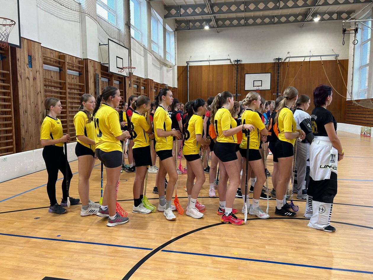 Naše florbalistky sbíraly první turnajové zkušenosti