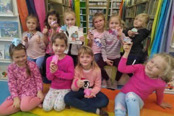 Podzimní dopoledne plné listů v dětské knize a i těch barevných v parku